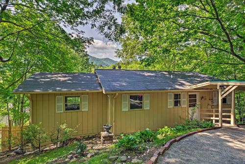 Фотографии гостевого дома 
            Mountain-View Maggie Valley House with Spacious Deck