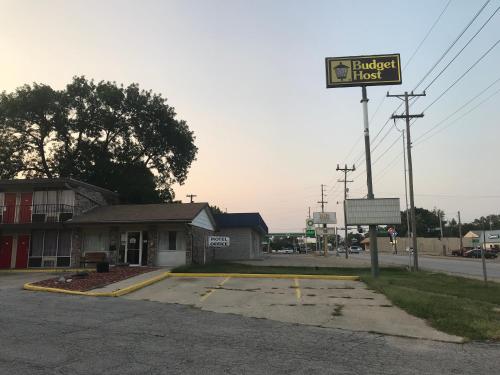 Фотография мотеля Budget Host Village Inn