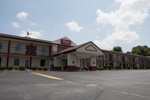 Фотографии мини отеля 
            Red Roof Inn & Suites Jackson, TN