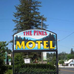 Фотографии мотеля 
            The Pines Motel