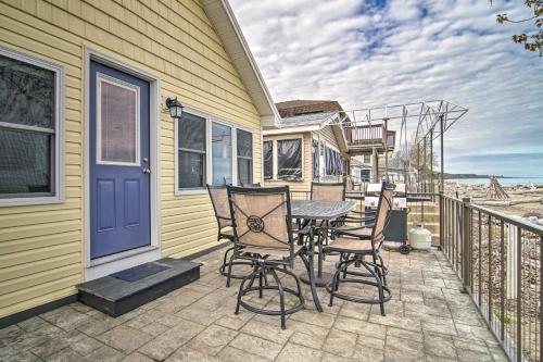 Фотографии гостевого дома 
            Sunny, Modern Waterfront Cottage in Erie!