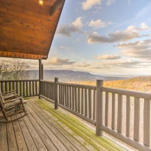 Фотография гостевого дома Great Smoky Mtns Rustic Cabin with Views and 2 Decks!