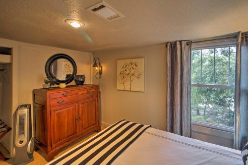 Фотография гостевого дома Historic Hardy House on Main Street with Fire Pit!