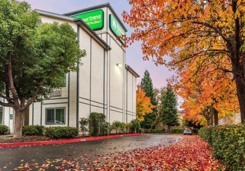 Фотография мотеля HomeTowne Studios by Red Roof Rancho Cordova