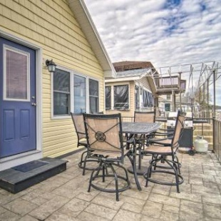 Фотография гостевого дома Sunny, Modern Waterfront Cottage in Erie!