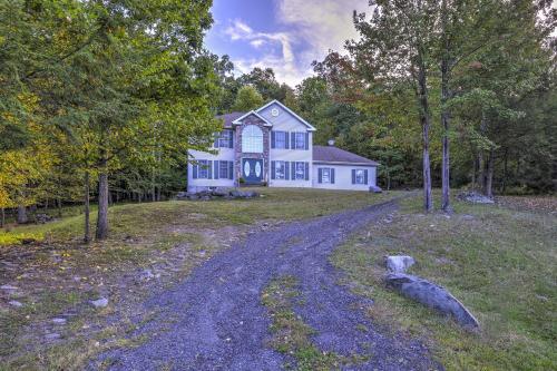 Фотографии гостевого дома 
            Peaceful East Stroudsburg House with Deck and Grill!