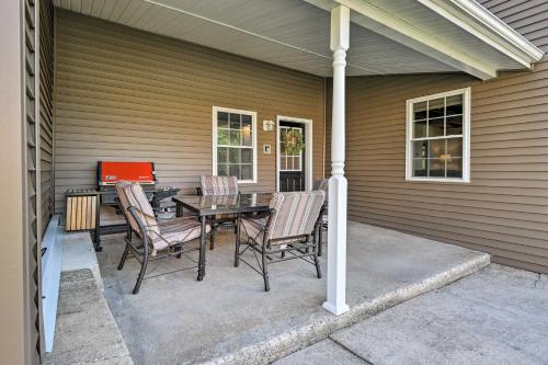 Фотографии гостевого дома 
            Restored Farmhouse with Patio 5 Mi to Blue Mtn Resort