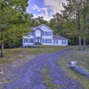 Фотография гостевого дома Peaceful East Stroudsburg House with Deck and Grill!