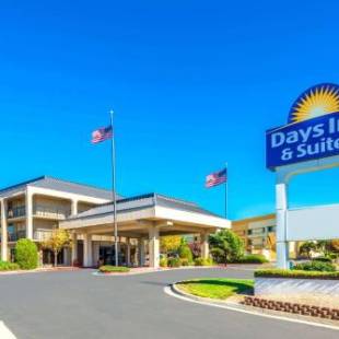 Фотографии гостиницы 
            Days Inn & Suites by Wyndham Albuquerque North