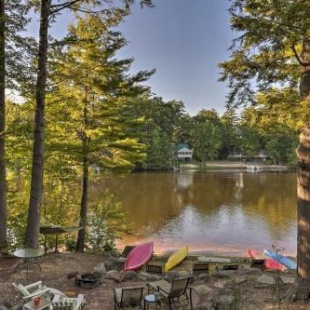 Фотография гостевого дома 4-Season Retreat with Hot Tub and Dock on Locke Lake!