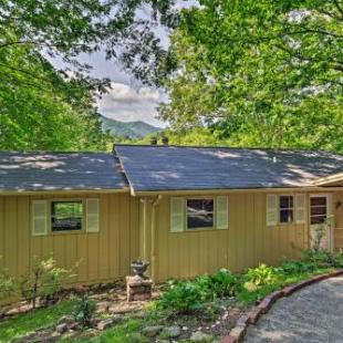 Фотография гостевого дома Mountain-View Maggie Valley House with Spacious Deck