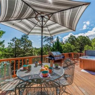 Фотография гостевого дома Canyon View, 2 Bedrooms, Hot Tub, Deck, Sleeps 4