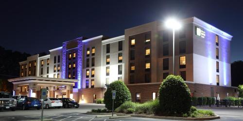 Фотография гостиницы Holiday Inn Express & Suites Newport News, an IHG Hotel