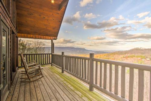 Фотографии гостевого дома 
            Great Smoky Mtns Rustic Cabin with Views and 2 Decks!