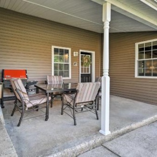 Фотография гостевого дома Restored Farmhouse with Patio 5 Mi to Blue Mtn Resort