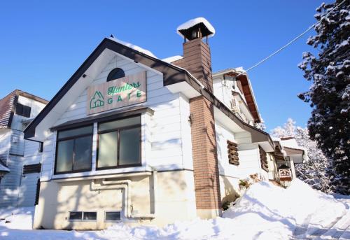 Фотография гостевого дома Hunters Gate BIG Ski In Out Lodge at Togari Onsen Kids Pets OK 24 Guests ハンターズゲートは24名まで ペットOK スキーのまま出入で大自然の中で楽しめる広いロッジ