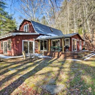 Фотография гостевого дома Da Barn Cashiers Area Cottage on Private Meadow!