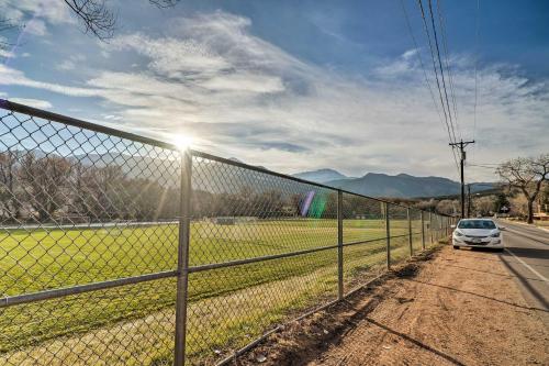 Фотографии гостевого дома 
            Colorful Bungalow By Pikes Peak and Garden of the Gods