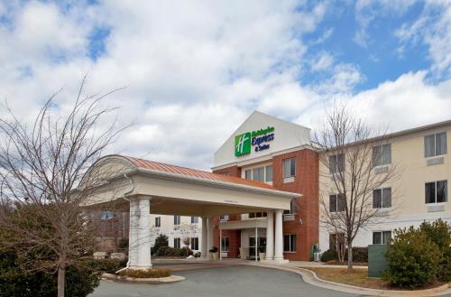 Фотография гостиницы Holiday Inn Express Hotel & Suites Mebane, an IHG Hotel