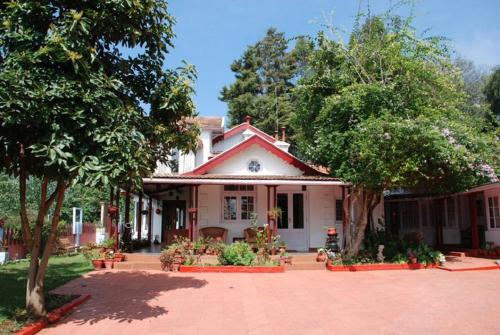 Фотографии гостевого дома 
            Colonial 4 B/R Home, Great for Families, Coonoor