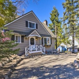 Фотография гостевого дома Cute Cabin and Deck Less Than 2 Mi to Lake Arrowhead Village