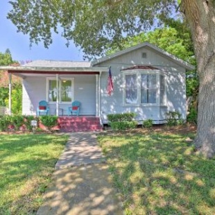 Фотография гостевого дома Vintage Corpus Christi Home - 2 Blocks From Beach!