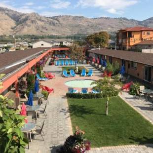 Фотографии гостиницы 
            Sahara Courtyard Inn & Suites Osoyoos