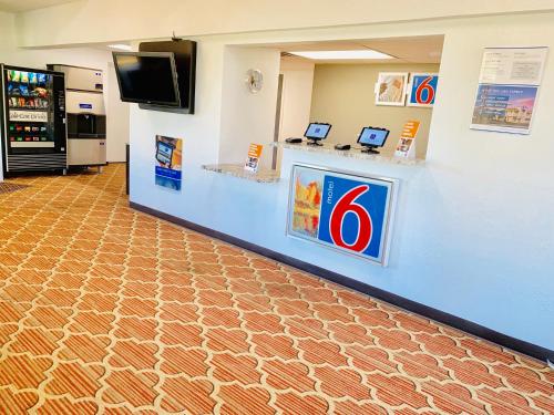 Фотография гостиницы OYO Hotel Mona Lake Muskegon