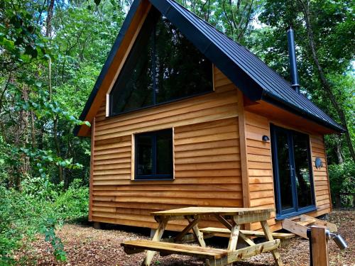 Фотографии гостевого дома 
            Alfriston Woodland Cabins - Badgers Rest -and dogs