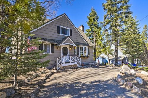 Фотографии гостевого дома 
            Cute Cabin and Deck Less Than 2 Mi to Lake Arrowhead Village