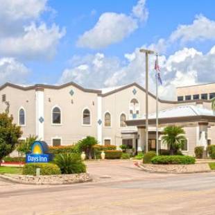 Фотографии гостиницы 
            Days Inn & Suites by Wyndham Webster NASA-ClearLake-Houston