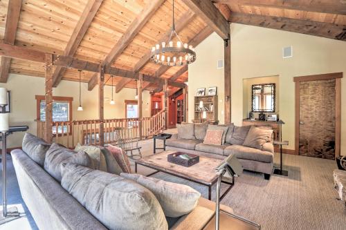 Фотография гостевого дома Bright Lake Tahoe Cabin with Fireplace, Grill and Decks