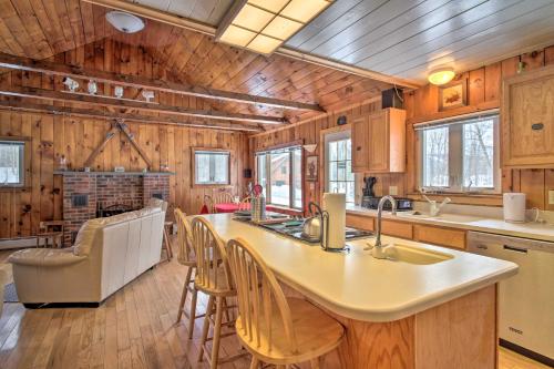 Фотография гостевого дома Ludlow Home with New Hot Tub, Near Okemo Resort!