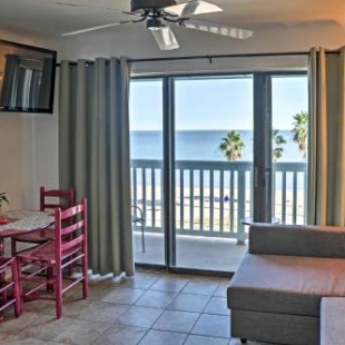 Фотография гостевого дома Surfside Sandcastle Suite with Balcony and 2 Pools!