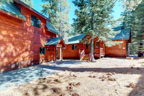 Фотография гостевого дома Delightful Donner Main House