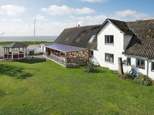 Фотография гостевого дома Five-Bedroom Holiday home in Vestervig 2