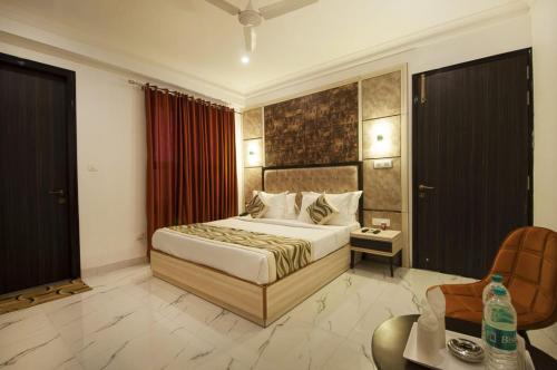 Фотографии гостиницы 
            Hotel Almora Near Delhi Airport