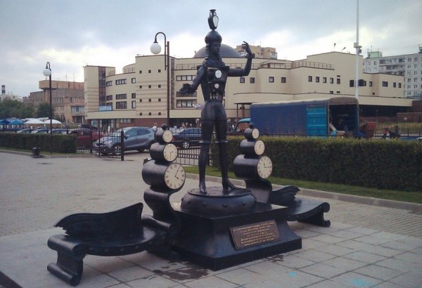 Фотография памятника Скульптура Человек-часы