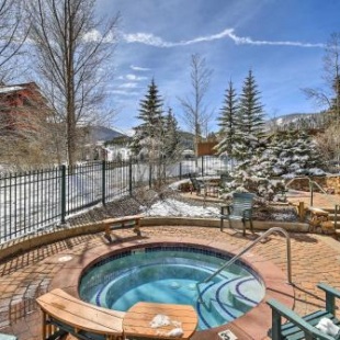 Фотография гостевого дома Cozy Ski-In and Ski-Out Winter Park Resort Condo!