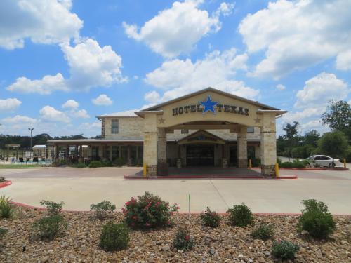 Фотографии гостиницы 
            Hotel Texas Hallettsville