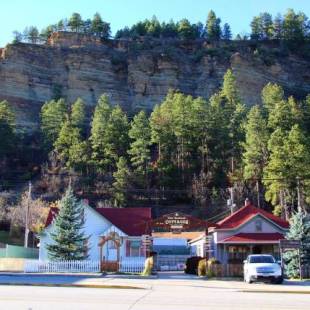 Фотографии гостевого дома 
            First Deadwood Cottages