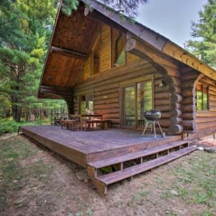 Фотография гостевого дома Secluded Log Cabin in NW Michigan with Fire Pit and Deck