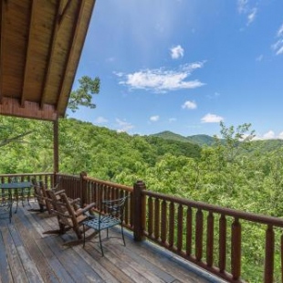 Фотография гостевого дома Shagbark Outdoor Oasis: Stunning Views, Hot Tub, and More!