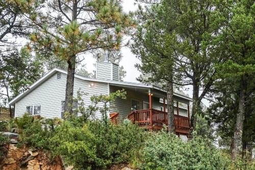 Фотографии гостевого дома 
            Hillside Haven with Deck Less Than 2 Miles to Dwtn Ruidoso!