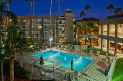 Фотографии гостиницы 
            Best Western Plus Scottsdale Thunderbird Suites