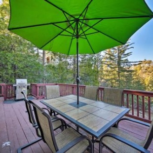 Фотография гостевого дома Beautiful Lake Arrowhead Home with 2 Decks and Views!