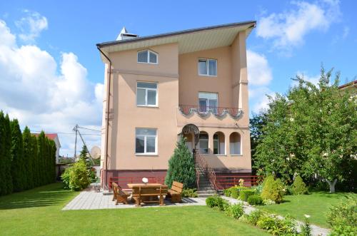 Фотография гостевого дома Коттедж с сауном и бассейном