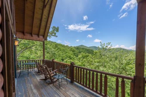 Фотографии гостевого дома 
            Shagbark Outdoor Oasis: Stunning Views, Hot Tub, and More!