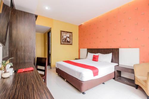 Фотография гостиницы RedDoorz near Pasar Pagi Cirebon