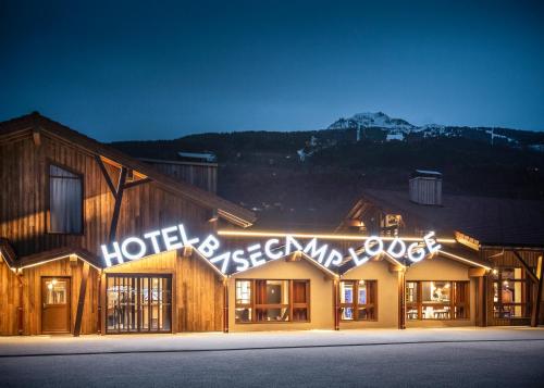 Фотографии гостиницы 
            Base Camp Lodge Hotels